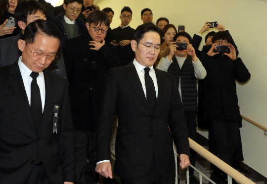 이재용 삼성전자 부회장이 31일 오전 이인희 한솔그룹 고문의 빈소가 차려진 삼성서울병원 장례식장에 들어서고 있다. <연합뉴스>